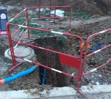 Préparation pour la mise en place du regard enterré pour l'eau potable par la mairie