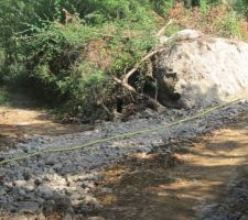 Merci à notre voisin qui nous dépanne pour l'eau ;-)
Et voilà le tuyau qui nous dépanne