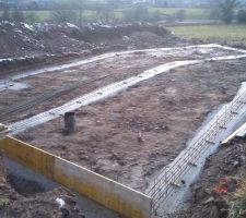 Fondation de la maison et ferrailles pour longrines
