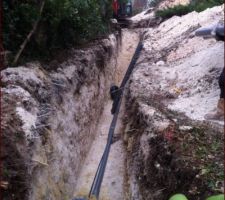 Tranché chez les voisins pour le tout à l'égout et l'eau.