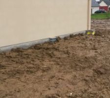 Puisard creusé, et première remise en forme des terres avant une météo plus clémente pour la rade, le parking et la terrasse
