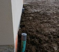 Puisard creusé, et première remise en forme des terres avant une météo plus clémente pour la rade, le parking et la terrasse