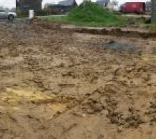 Puisard creusé, et première remise en forme des terres avant une météo plus clémente pour la rade, le parking et la terrasse