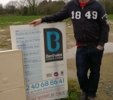 Mon ch&eacute;ri fi&egrave;re devant son terrain