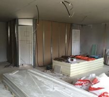 Espace cuisine / porte cellier / porte bureau