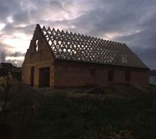 Charpente montée en une journée!!!! Quelle efficacité ! Ça rattrape le temps perdu pour finir le pignon!