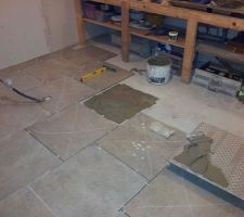 Carrelage.Des traces de craie pour distinguer les carreaux ou on ne doit pas marcher dessus(on vit dedans,alors, faut faire gaffe...)