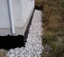 Là j'ai profité du reste des agglos pour les casser et m'en faire un drainage autour de la maison.