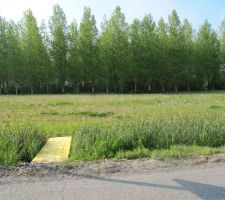 Terrain juste ap&eacute;s la signature du compromis chez le notaire, nous avons du faire un petit pont pour pouvoir aller provisoirement sur le terrain, pour les visites etc...