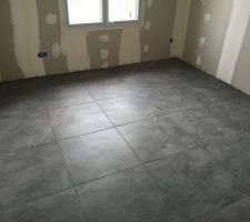 Nous sommes très contents de nos choix !!! Carrelage gris un peu plus foncé que vu en magasin sur l'ensemble de la maison saut suite parentale et salle de bain commune mais on aime quand même beaucoup ! Salle de bain commune avec douche italienne en travertin et couleur ton beige on est ravis du résultat 
Salle de douche du bas avec du gros et du noir car il y aura un receveur blanc
Dans la suite parentale c'est le vrai coup de coeur carrelage imitation parquet avec une douche italienne galet et carrelage imitation parquet beige et la on est plus que contents !! On s'est fait plaisir et on est heureux de cela
Voilà il reste plus que les joints et l'escalier pour que ce soit terminés ?