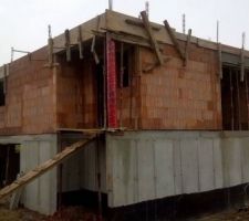 04.02.2016 Rez-de-chauss&eacute; termin&eacute;, en attente de la dalle de l'&eacute;tage