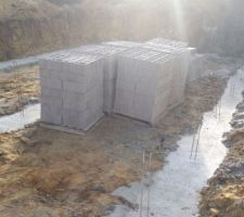 Voila ! Livraosn faite 
Les fondations coul&eacute;es 
Il y a plus qu'a monter le vide sanitaire