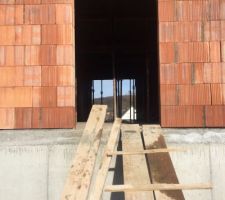 06.02.2016 : Vue sur la porte-fenêtre de la salle à manger, au fond la baie vitrée du salon