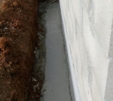 Drainage : béton pour faire la pente pour l'écoulement de l'eau. On fait le tour de la maison