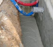 Drainage : béton pour faire la pente pour l'écoulement de l'eau