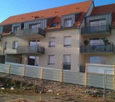 Je n'ai pas posté de photos de la construction, malheureusement aucun voisin sur le site... Mais petit plaisir quand même, plus d'échaffaudage et l'exterieur du batiment terminé ! Choix fait depuis le 17 décembre, plus qu'a attendre une date... Vers septembre !!!