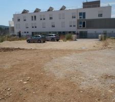 Rep&eacute;rage du terrain (au fond, une maison de retraite).