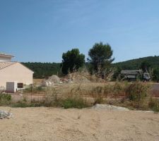 Repérage du terrain : une maison reste à construire devant, mais on devrait quand même garder un peu de vue sur la pinède.