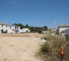 Repérage du terrain (au fond, de reste du lotissement construit par Maison du Midi).