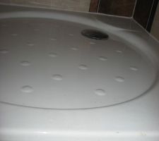 D&eacute;tail bac &agrave; douche commune