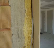 Réalisations de Maison du Midi : visite du chantier du lotissement.
Un peu d'isolation en plus des briques alvéolaires monomur.