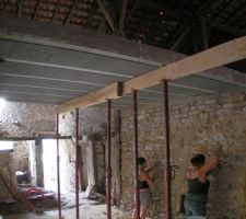 Ca travail pour d&eacute;cr&eacute;pir le mur afin d'avoir un beau mur en pierre dans le salon TV