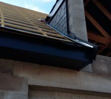 Un peu d'ardoise pour les finitions mais le reste est avec des tuiles HP10