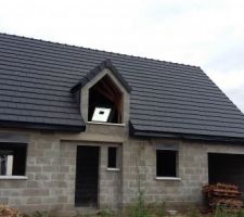 Une belle toiture à part quelques tuiles sur les côtés qui ne sont pas bien droites