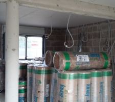 Pour finir sa tenue, habillage des murs du bas. Et surtout sortons les plans pour retrouver les c&acirc;bles et la plomberie.