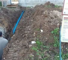 Normalement pas de problème de pente, on part de 50 cm et 10 m plus loin on est à 1m70. On rebouche les 1m70 sans tasser tous les 30cm.