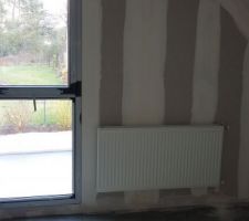 Des radiateurs qui occupent deux fois la place pr&eacute;vue sur les plans. Mais on a comme r&eacute;ponse : "un radiateur vertical &ccedil;a co&ucirc;te trop cher".