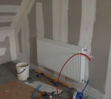 Ici peut &ecirc;tre ah ben non . Le style est respect&eacute; le radiateur est bien centr&eacute; sur le mur.