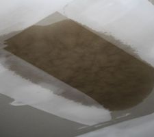 Fuite du liquide du panneau solaire qui fait des auréoles sur le plafond