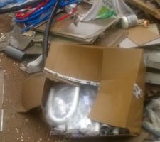 Un siphon et des tuyaux qui trainent dans les débris dehors, et qui devraient servir à notre salle de bain