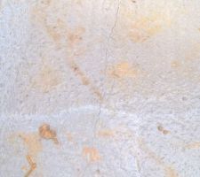 Micro fissure dans la dalle, c'est normale ( un grand soleil au moment de l'écoulement du béton = séchage rapide = fissure de retrait de béton)