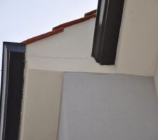 Réapparition des fissures aux niveaux des corniches après reprise des façadiers, mais sans reprise du support bois trop long qui maintient la corniche. Par ailleurs, la reprise n est pas de la même couleur même après séchage...