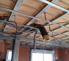 Cloisons et électricité en cours.