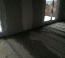 Infiltration d'eau dans la maison alors que le doublage en polystyrène a déjà été posé. L'enduit extérieur des façades n'a pas été réalisé.