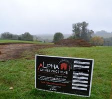 Panneau d'affichage sur le terrain
