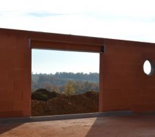Future baie vitrée. Surélévation en béton pour le positionnement du rail et caisson pour le moteur du volet roulant