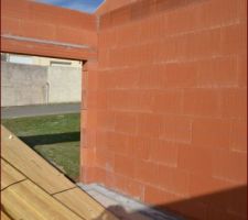 Surélévation béton pour le positionnement du rial de la future porte de garage coulissante