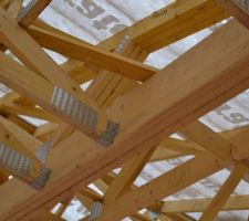 Pose de la charpente et de l'&eacute;cran sous-toiture SOPREMA STRATEC II (Haute perm&eacute;abilit&eacute; &agrave; la vapeur d'eau) et utilisable en pare-pluie (optionnel, mais dans le sud-ouest il pleut au moins autant qu'en Bretagne contrairement &agrave; ce qu'on dit ^^). Comme pour les brique le mat&eacute;riel utilis&eacute; par Alpha nous semble de tr&egrave;s bonne qualit&eacute;