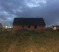 Petite visite du chantier ce soir pour voir si avec ce vent ils ont pu au moins livrer les tuiles, quelle fut ma surprise quand je decouvris qu'ils ont pu non seulement livrer les tuiles mais en plus faire la toiture !!!! Une etape de franchi!!! Bel aspect de la maison!!!