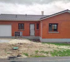 Porte d'entrée de chez Gervais. Actuellement protégée pendant le chantier.
Porte de garage de chantier en attendant la livraison de notre porte en bois coulissante, afin d'avancer le chantier.
Gouttières beiges (blanc cassé) pour ne pas ressortir par rapport au futur enduit