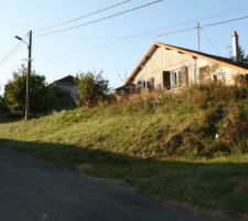 Une vue depuis la rue de la maison à détruire et de l'avant du terrain