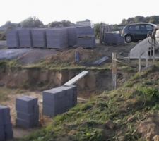 Vide sanitaire 10 tas en bloc 20x20x50 réalisé en 1 semaine. Beau travail réalisé par 2 maçons (Pére et Fils) good job les gars.