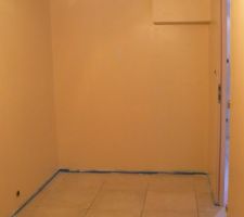 Reste juste les plinthes &agrave; coller, et un petit bout de joint &agrave; finir...