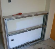 D&eacute;but placage de la t&ecirc;te de lit de Maxence