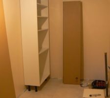 D&eacute;but du montage des placards dans le cellier