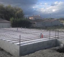 Mise en place des poutres, de l'isolant et du ferraillage